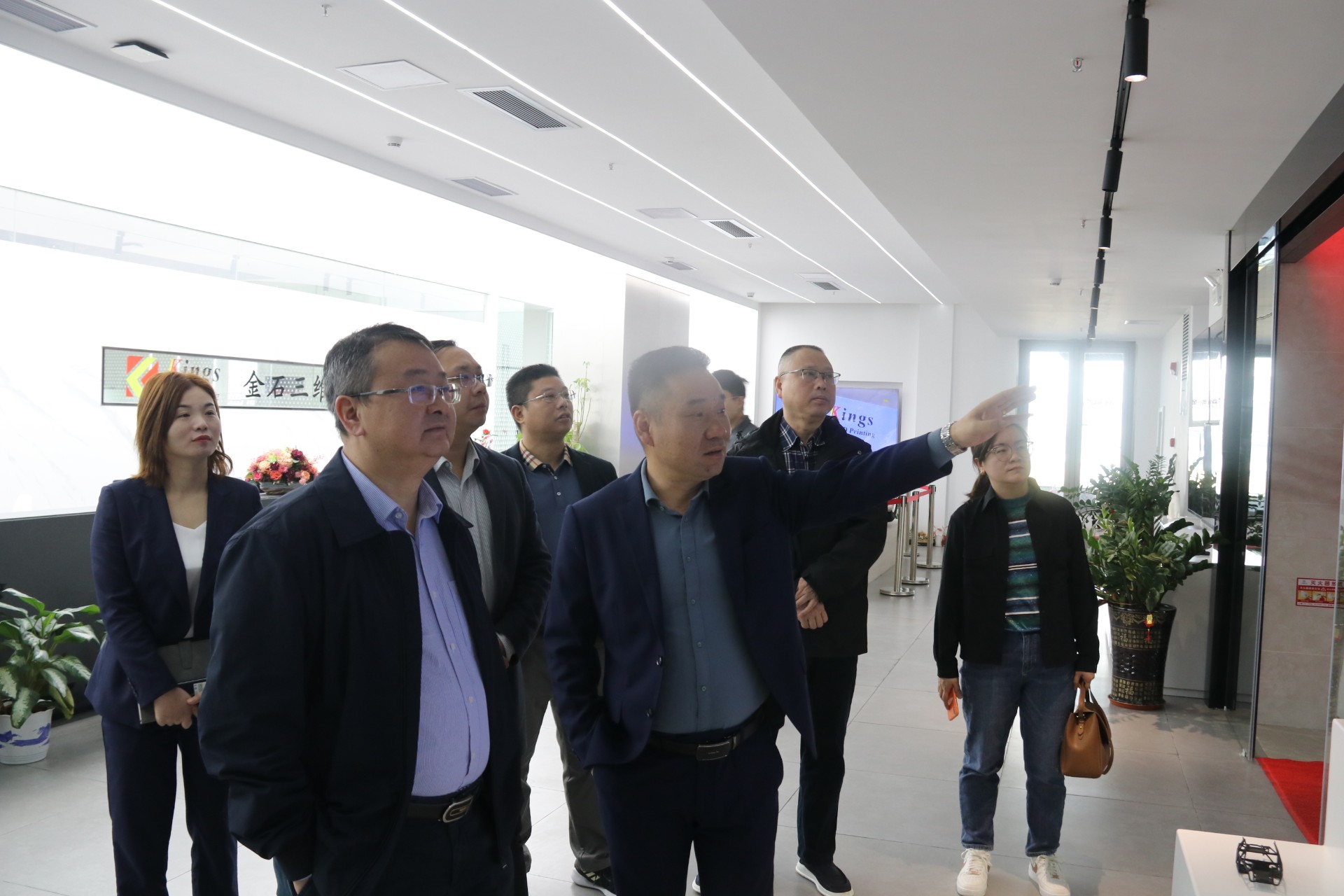 中国农业银行萍乡分行行长李建春一行莅临ML.COM米兰,三维考察指导