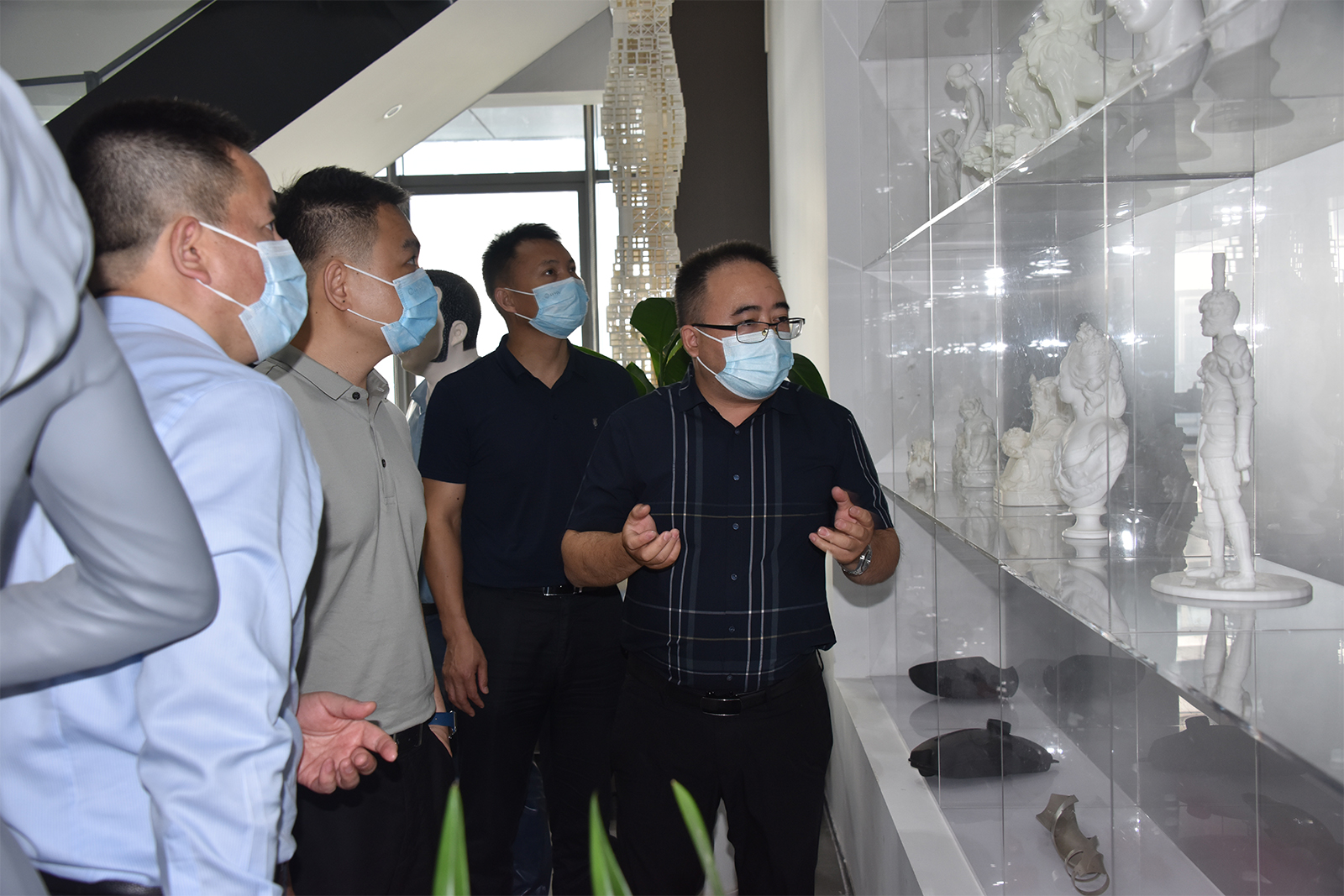 深圳市光明区科技创新局领导一行莅临深圳ML.COM米兰,三维总部参观考察