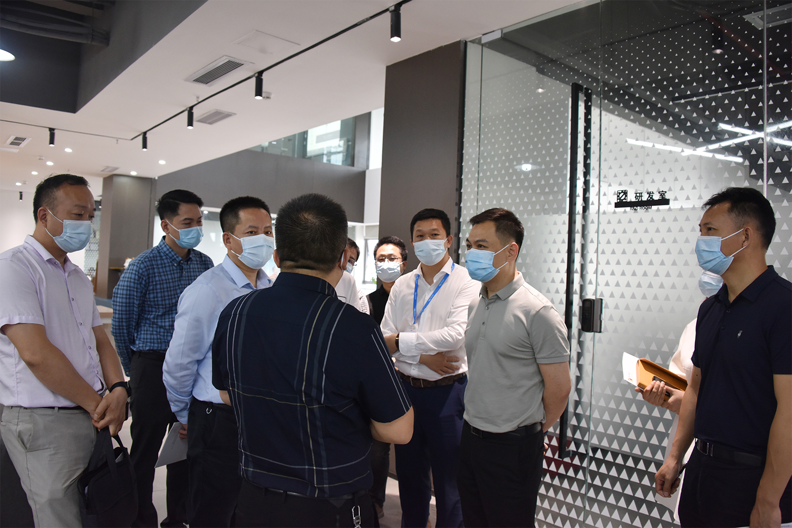 深圳市光明区科技创新局领导一行莅临深圳ML.COM米兰,三维总部参观考察