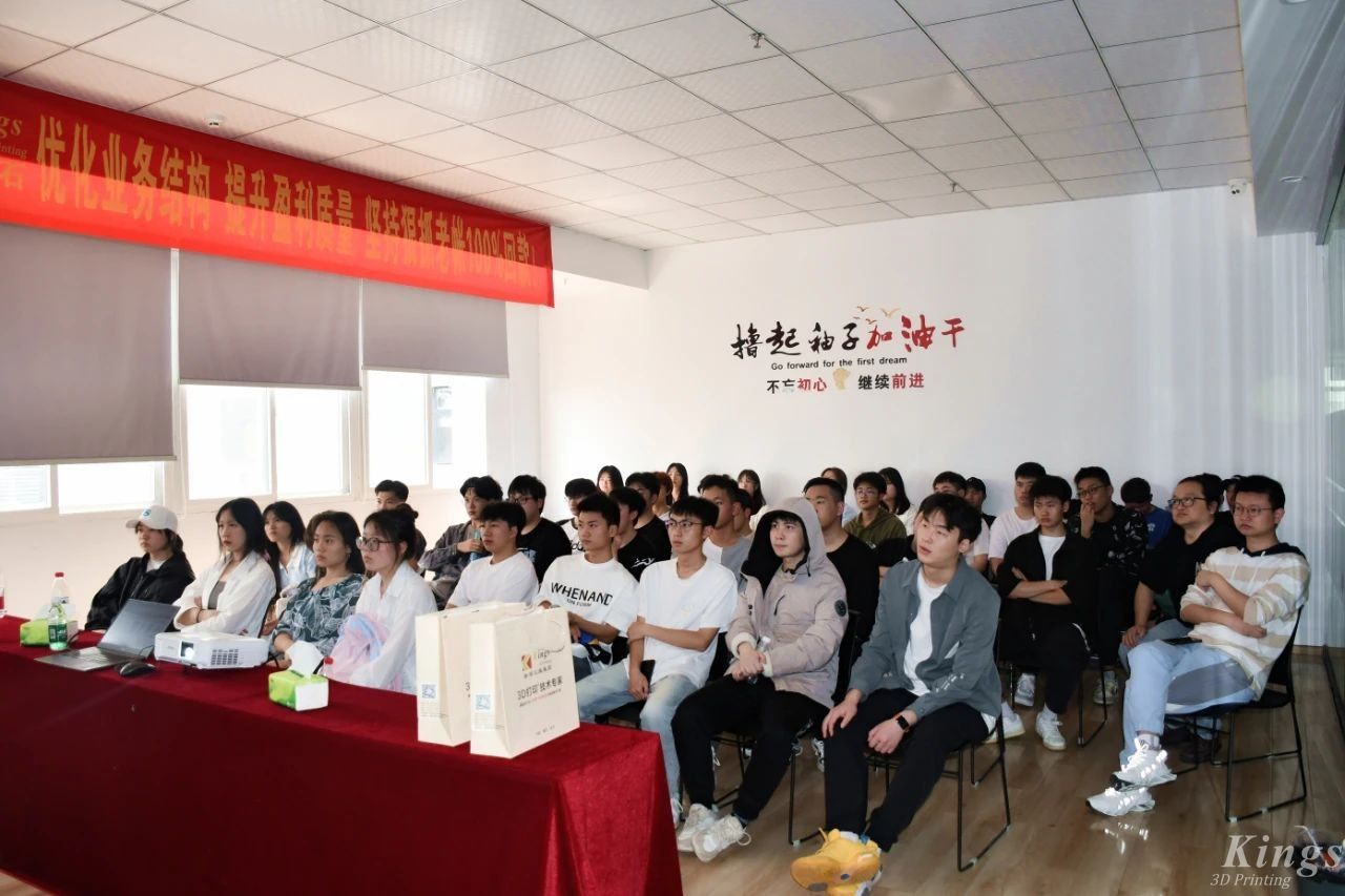 热烈欢迎重庆公共运输职业学院师生到重庆ML.COM米兰,参观交流