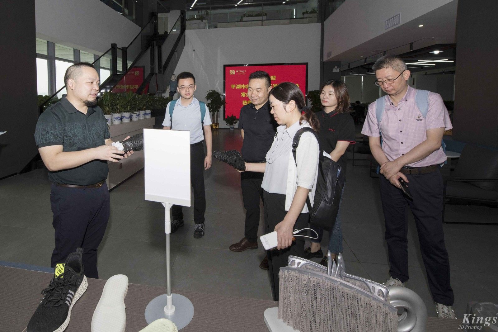 平湖市经济技术开发区管委会常务主任沈叶娟一行领导莅临ML.COM米兰,三维指导工作